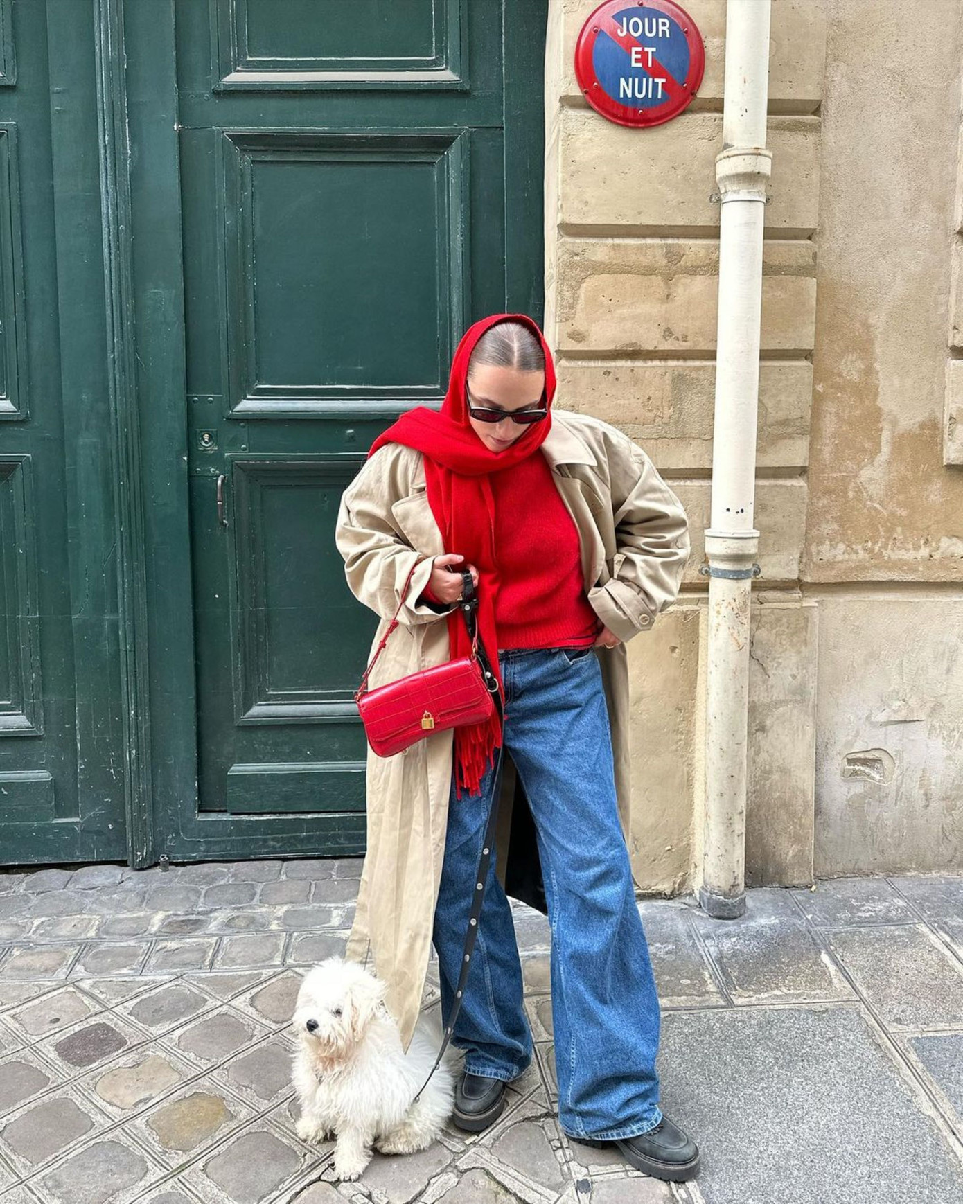 Sự kết hợp giữa xanh jeans và đỏ có nhiều không gian sáng tạo hơn để mix &amp; match.