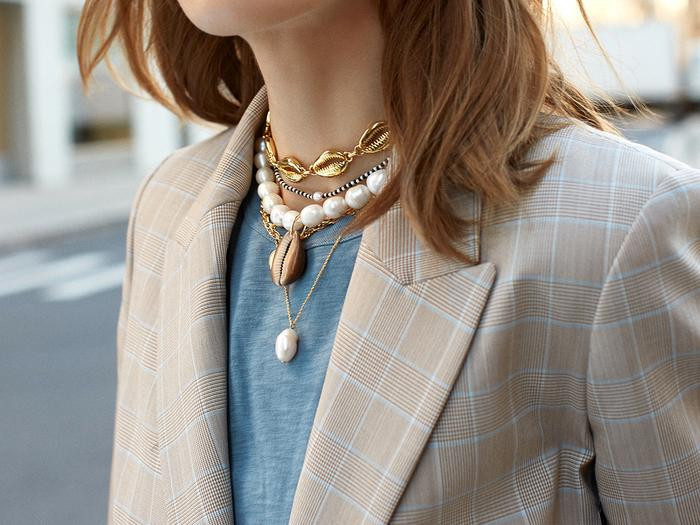 Bốn sợi dây chuyền phối layer ngắn dài trên cổ cũng là điều hết sức bình thường. Bốn sợi dây chuyền phối layer ngắn dài trên cổ cũng là điều hết sức bình thường.