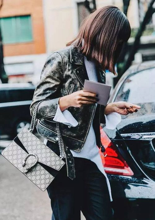 Những chiếc túi cổ điển của một thương hiệu thường không bị ảnh hưởng bởi những xu hướng thời trang phổ biến.