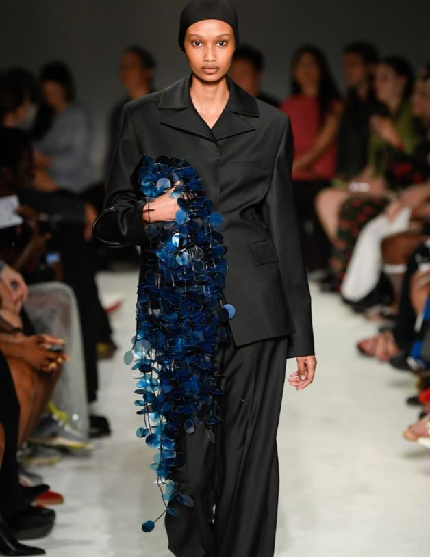 Những chiếc túi dự tiệc nổi bật sẽ đốn tim mọi cô nàng sành điệu, ví dụ như chiếc túi sequin của 16Arlington.