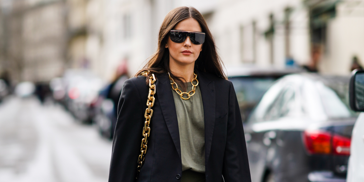 Màu đen khiến cơ thể trông thon gọn hơn và thanh lịch hơn. Màu đen khiến cơ thể trông thon gọn hơn và thanh lịch hơn.