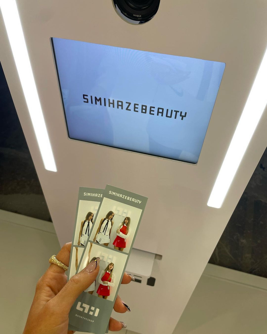 Gần đây, cặp chị em Simihaze đã cho ra mắt một nhãn hiệu làm đẹp của riêng mình, hướng tới xu hướng "clean beauty" (mỹ phẩm sạch) đang thịnh hành. Gần đây, cặp chị em Simihaze đã cho ra mắt một nhãn hiệu làm đẹp của riêng mình, hướng tới xu hướng "clean beauty" (mỹ phẩm sạch) đang thịnh hành.