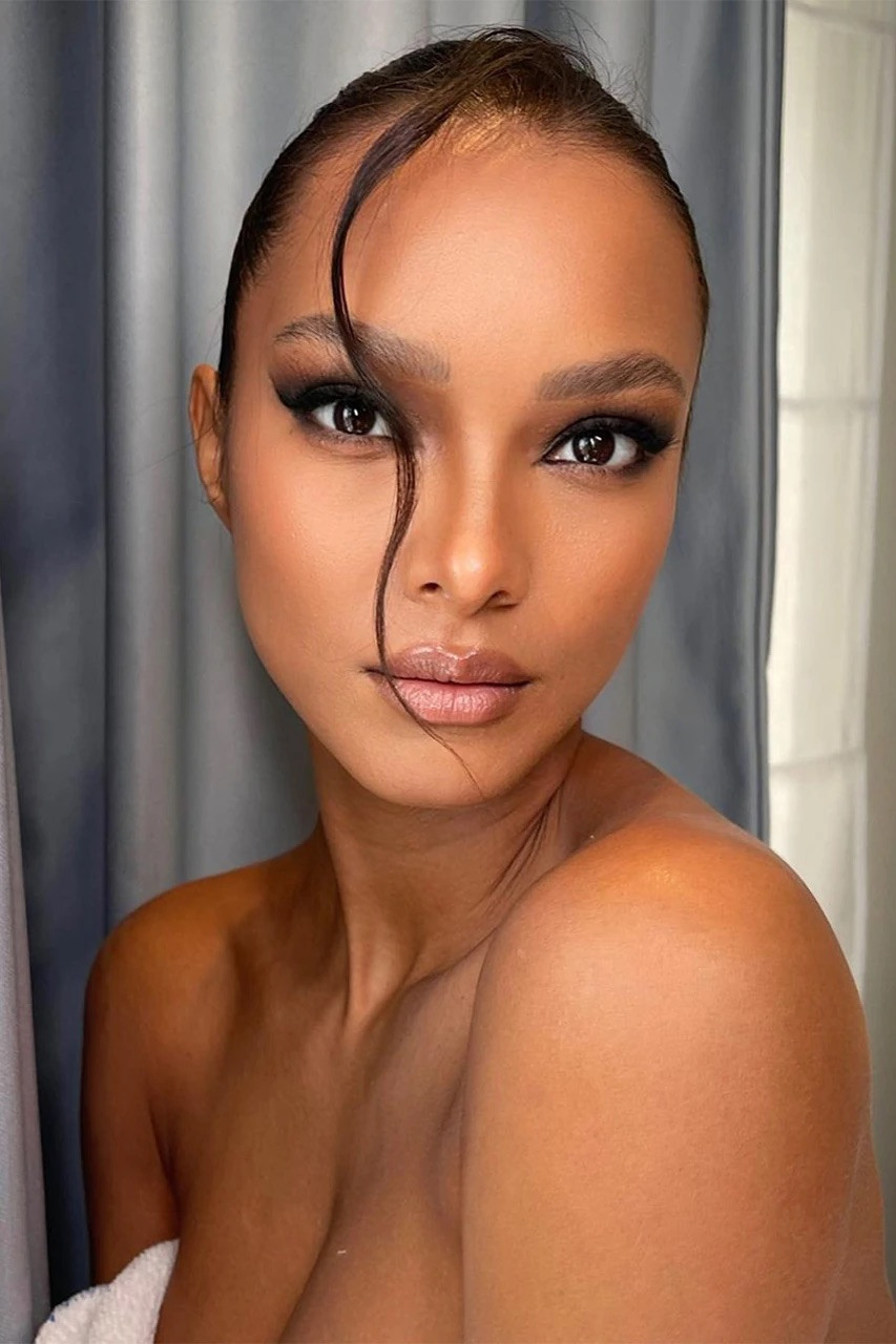 Hình mẫu của Tendy hair là lọn tóc xoăn bồng bềnh được xõa xuống một hoặc hai bên mặt.