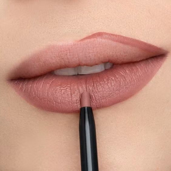 Chì kẻ viền môi đầu tròn sẽ giúp bạn dễ tán màu và tạo hiệu ứng chân thật hơn cho đôi môi.