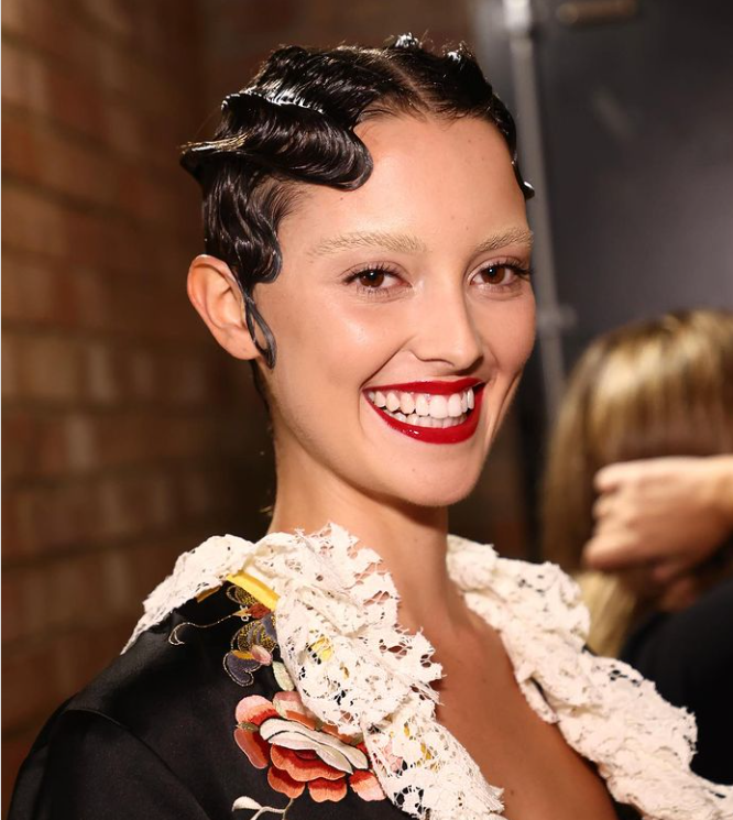 Tóc mang cảm hứng retro, lớp nền hơi xanh xao và đôi lông mày nhạt. Tóc mang cảm hứng retro, lớp nền hơi xanh xao và đôi lông mày nhạt.