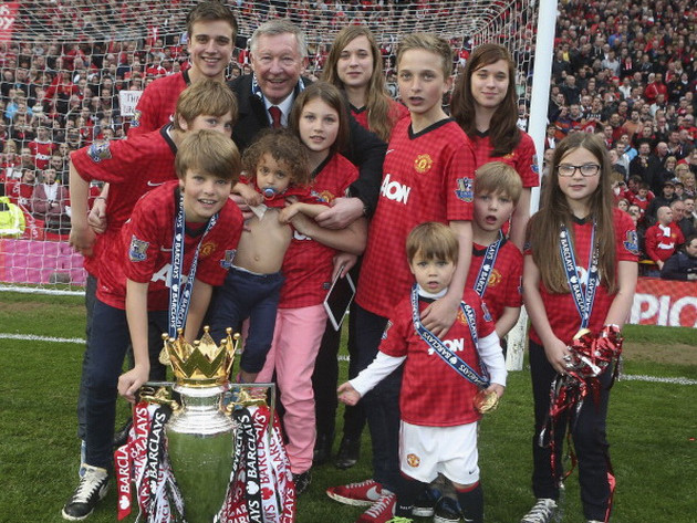 Sir Alex cùng các cháu ăn mừng chức vô địch. (Nguồn: Getty)