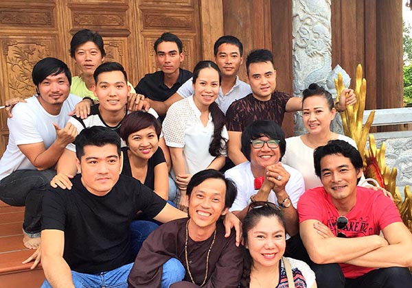 Cuộc sống của ca sĩ tình nguyện trông đền thờ Tổ cho Hoài Linh ảnh 1