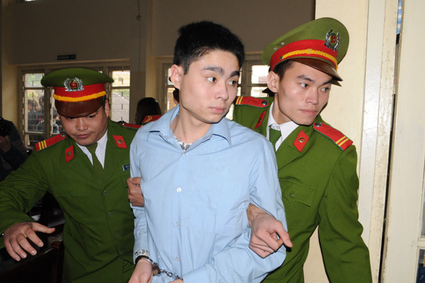 Công an đưa Lê Văn Luyện nhanh chóng rời phiên tòa sau khi chủ tọa tuyên án. Ảnh: Tuấn Nguyễn