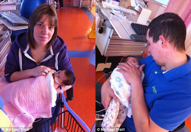 Michaela(ảnh trái) và chồng Christopher (ảnh phải) cuối cùng cũng được ôm cô con gái bé bỏng khi bé 2 tuần tuổi