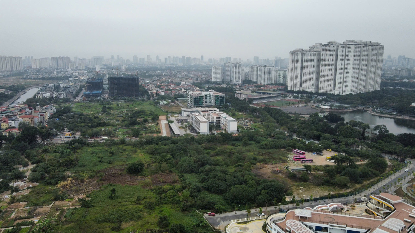 Theo ghi nhận của PV, khu đất đấu giá thực hiện dự án đầu tư xây dựng nhà ở thấp tầng tại ô đất ký hiệu TT4 thuộc Khu đô thị Nam hồ Linh Đàm, nằm cạnh làng Bằng B, cách Tổ hợp chung cư vạn dân HH Linh Đàm khoảng 800m. Được biết, phường Hoàng Liệt là phường đông dân nhất Thủ đô hiện nay với khoảng 9 vạn dân.