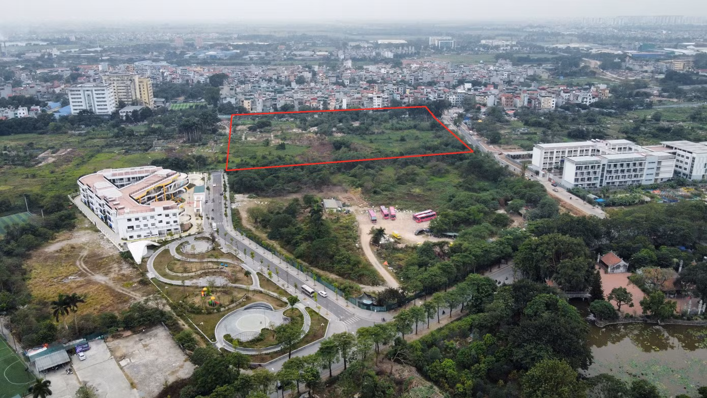 Khu đất đấu giá có tổng diện tích 43.944 m2 (khoanh đỏ - PV) với 20.061 m2 đất ở (mật độ xây dựng 49,7%, cao 4 tầng, tổng số khoảng 262 lô đất); 20.759 đất giao thông và 3.123 m2 đất cây xanh.
