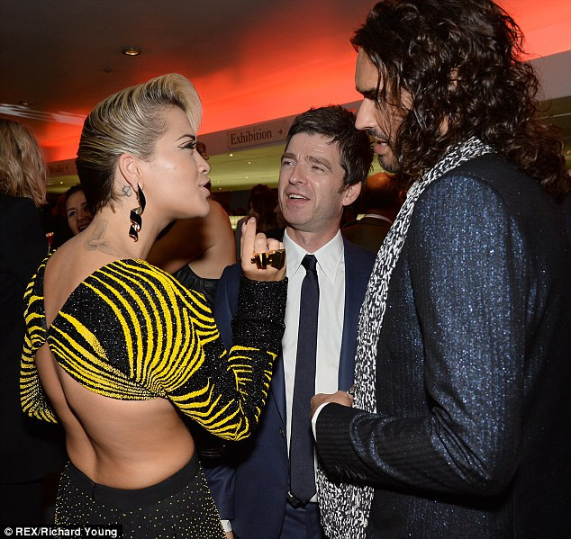 Rita Ora bị lộ vòng 2 ngấn mỡ khi cố tình diện váy khoe eo