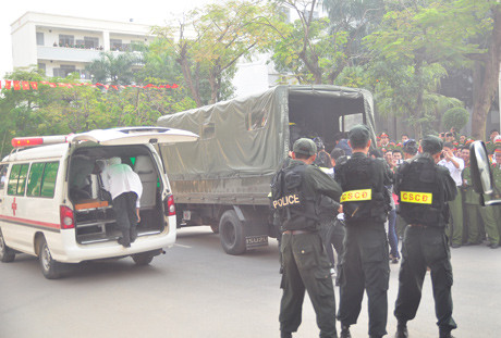 Phía bên ngoài, lực lượng hậu cần nhanh chóng triển khai, hỗ trợ các chiến sỹ đặc nhiệm. Màn diễn tập chống khủng bố diễn ra thành công tốt đẹp