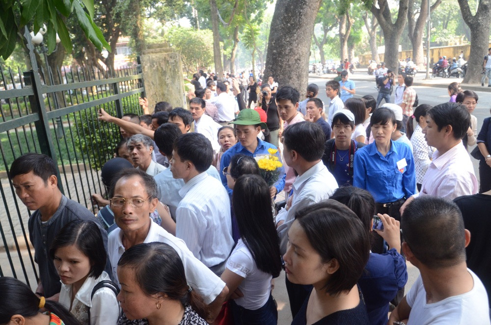 Sáng nay hàng nghìn người dân vẫn đến số nhà 30 Hoàng Diệu, Hà Nội đứng trước cổng viếng Đại tướng Võ Nguyên Giáp