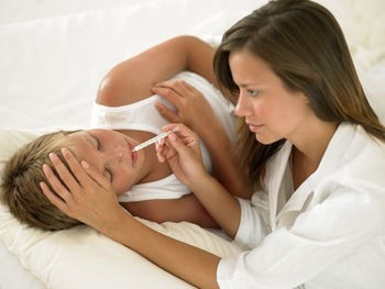 Sốt là biểu hiện thường gặp trong bệnh thương hàn