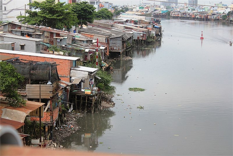 Hầu hết các khu ổ chuột nằm ven kênh thuộc địa bàn quận 4, 7, 8, Bình Thạnh..