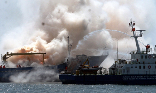 Giữa khói lửa biển khơi. Giữa khói lửa biển khơi