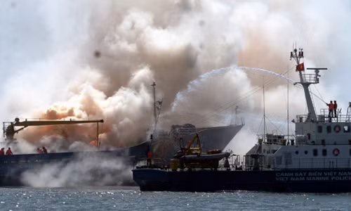 Giữa khói lửa biển khơi