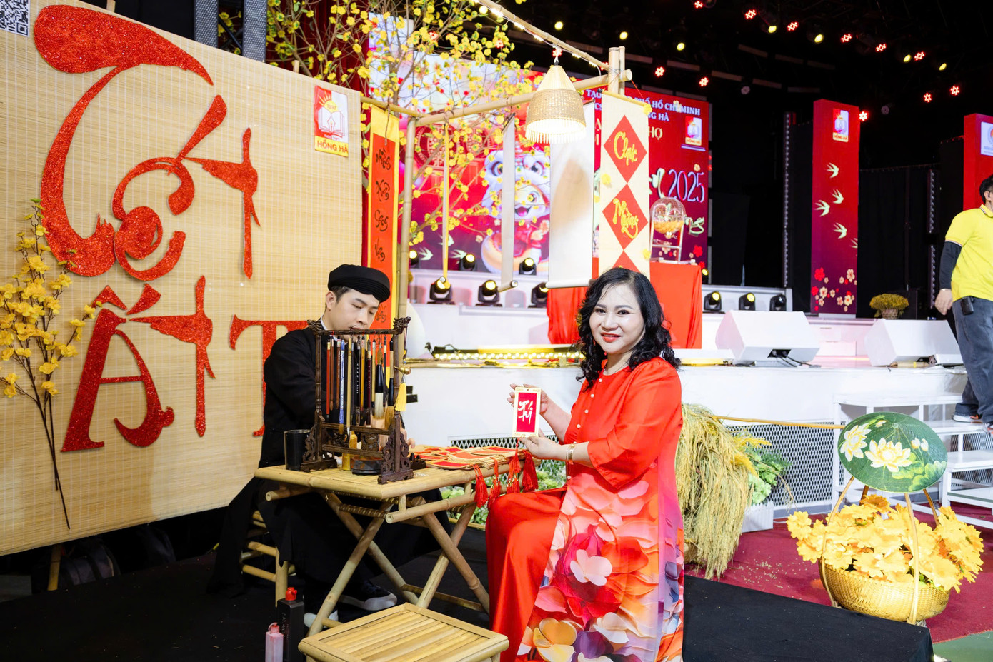 Không gian thư pháp khiến các giáo viên, học sinh thích thú.