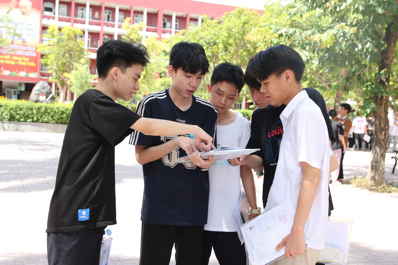 Thí sinh tham dự kỳ thi tốt nghiệp THPT năm 2025 Thí sinh tham dự kỳ thi tốt nghiệp THPT năm 2025