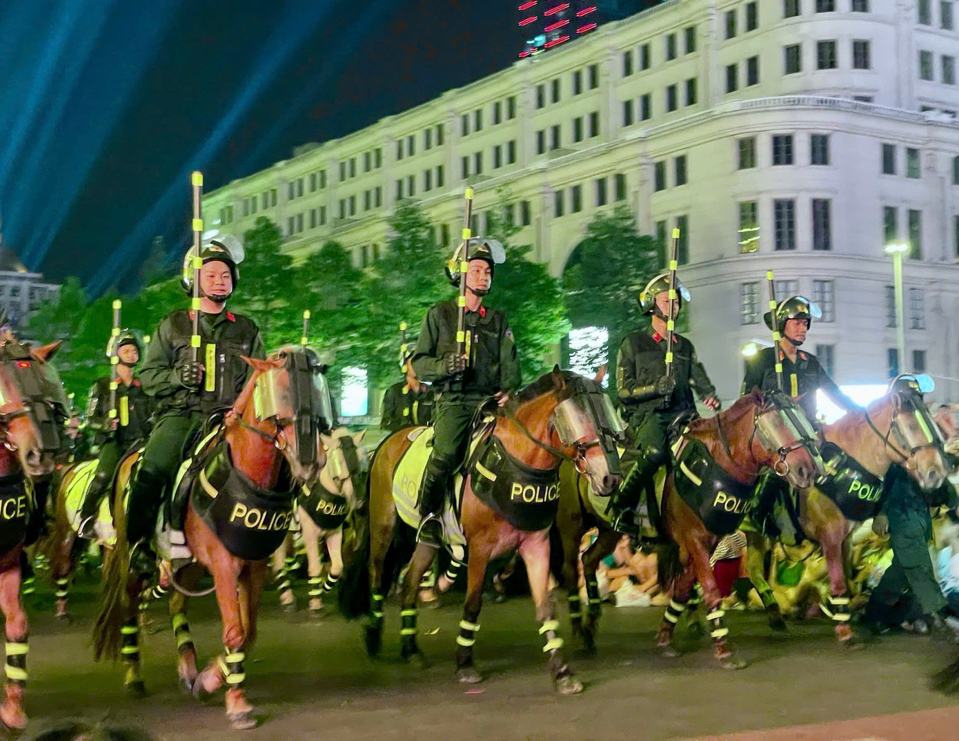 Cùng với biểu diễn kỵ binh, trong tối 30/4, TPHCM sẽ tổ chức bắn pháo hoa tại 30 địa điểm. Thành phố sẽ tổ chức 2 điểm bắn tầm cao và 28 điểm bắn tầm thấp từ 21h đến 21h15.