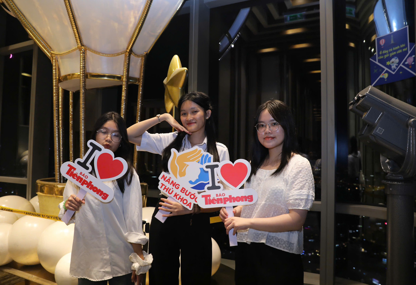 Mới ngày đầu gặp gỡ nhưng nhiều sinh viên đã kịp làm quen, kết bạn trong lúc tham quan.