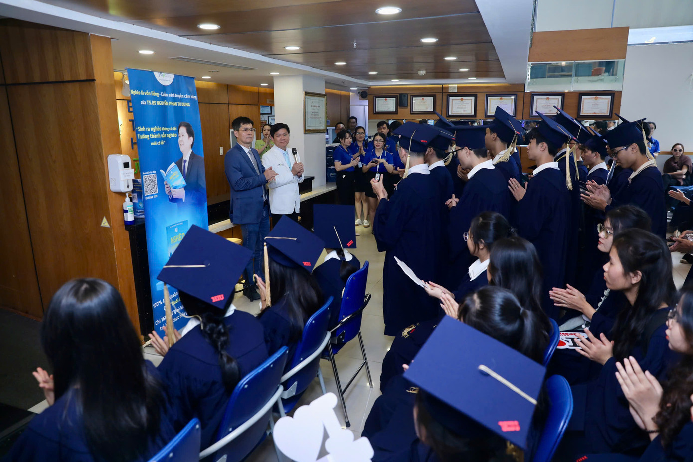 Chiều 3/1, tại Hội trường Bệnh viện JW (quận 1, TPHCM), 65 sinh viên nhận học bổng Nâng bước thủ khoa 2024 đã được tham dự buổi talk show “Nghèo là vốn liếng - vượt khó, vươn xa” với diễn giả TS. BS Nguyễn Phan Tú Dung- Tổng giám đốc Bệnh viện JW.