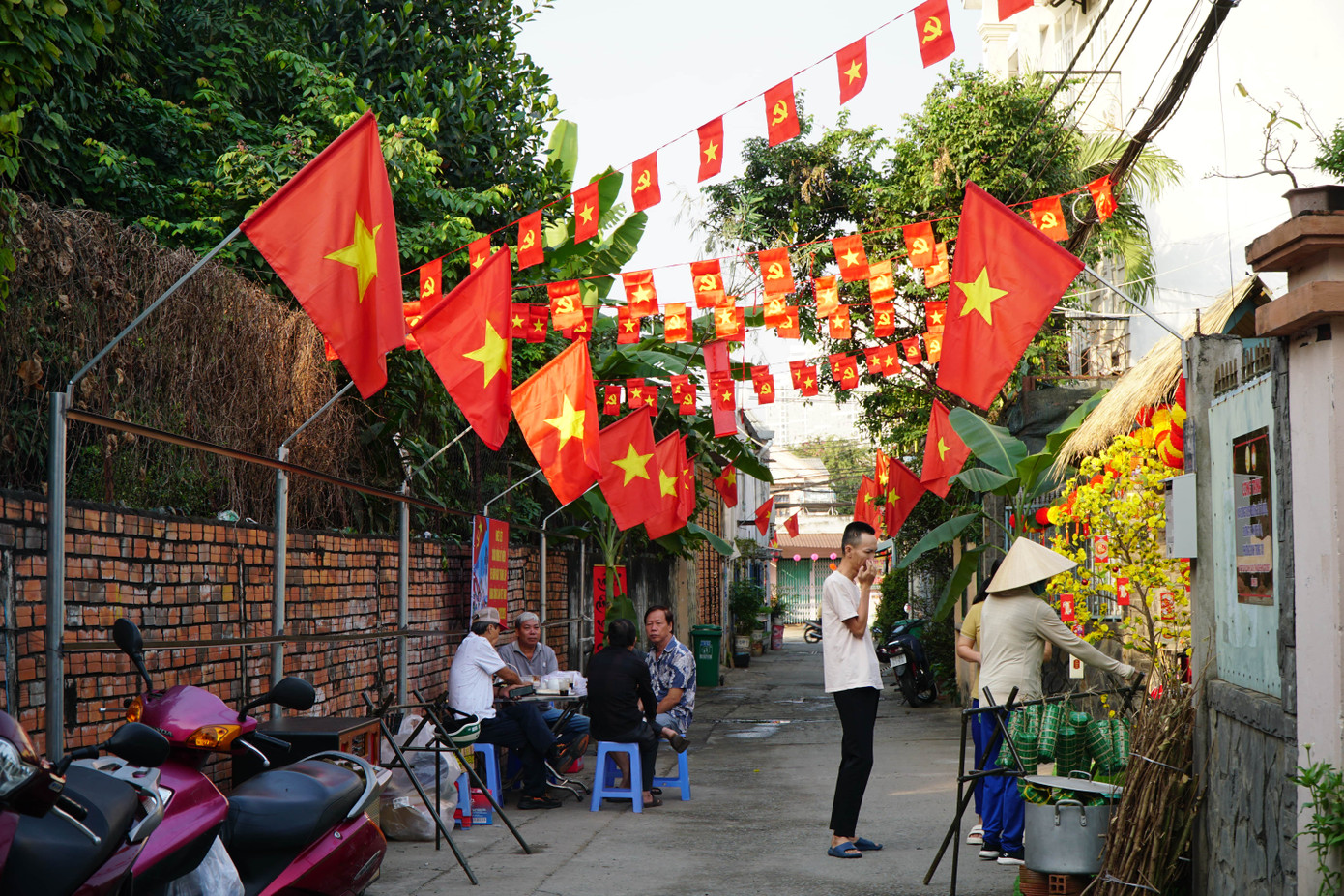 Ngoài việc tất bật dọn dẹp, trang trí nhà cửa, người dân còn dành thời gian “thay áo mới” cho con hẻm mình đang sống để chào đón năm mới. Điều này dường như đã thành thông lệ mỗi dịp Tết đến, xuân về.