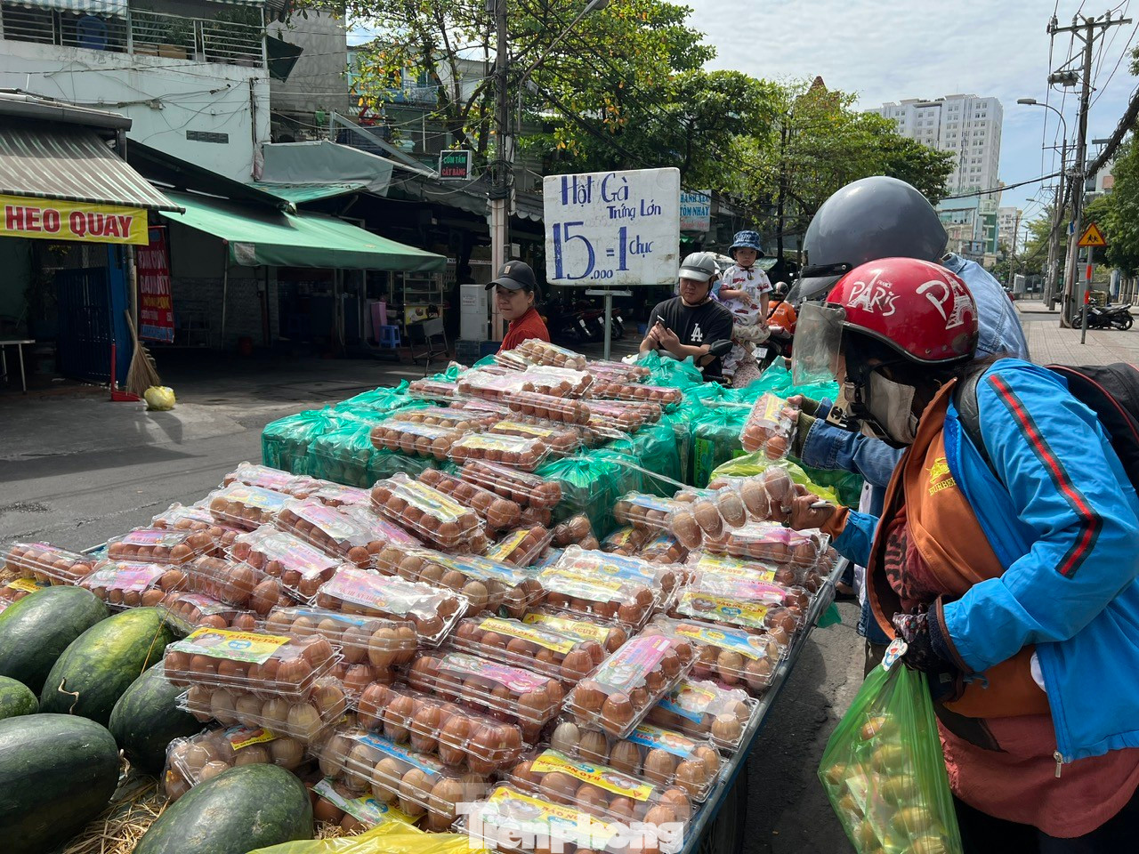 Trứng gà giá rẻ thu hút người đi đường Trứng gà giá rẻ thu hút người đi đường