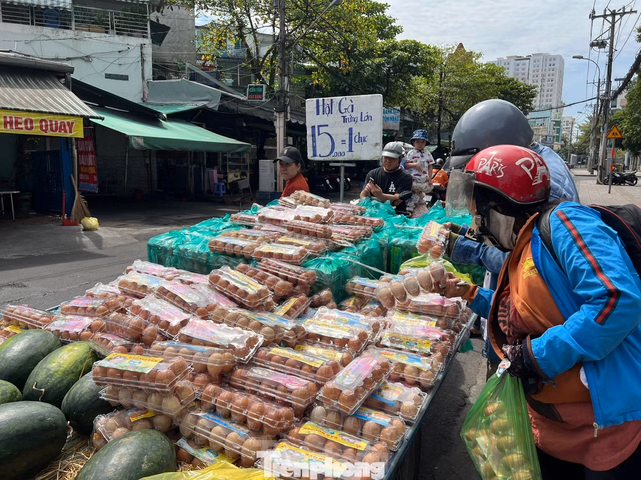 Trứng gà giá rẻ thu hút người đi đường