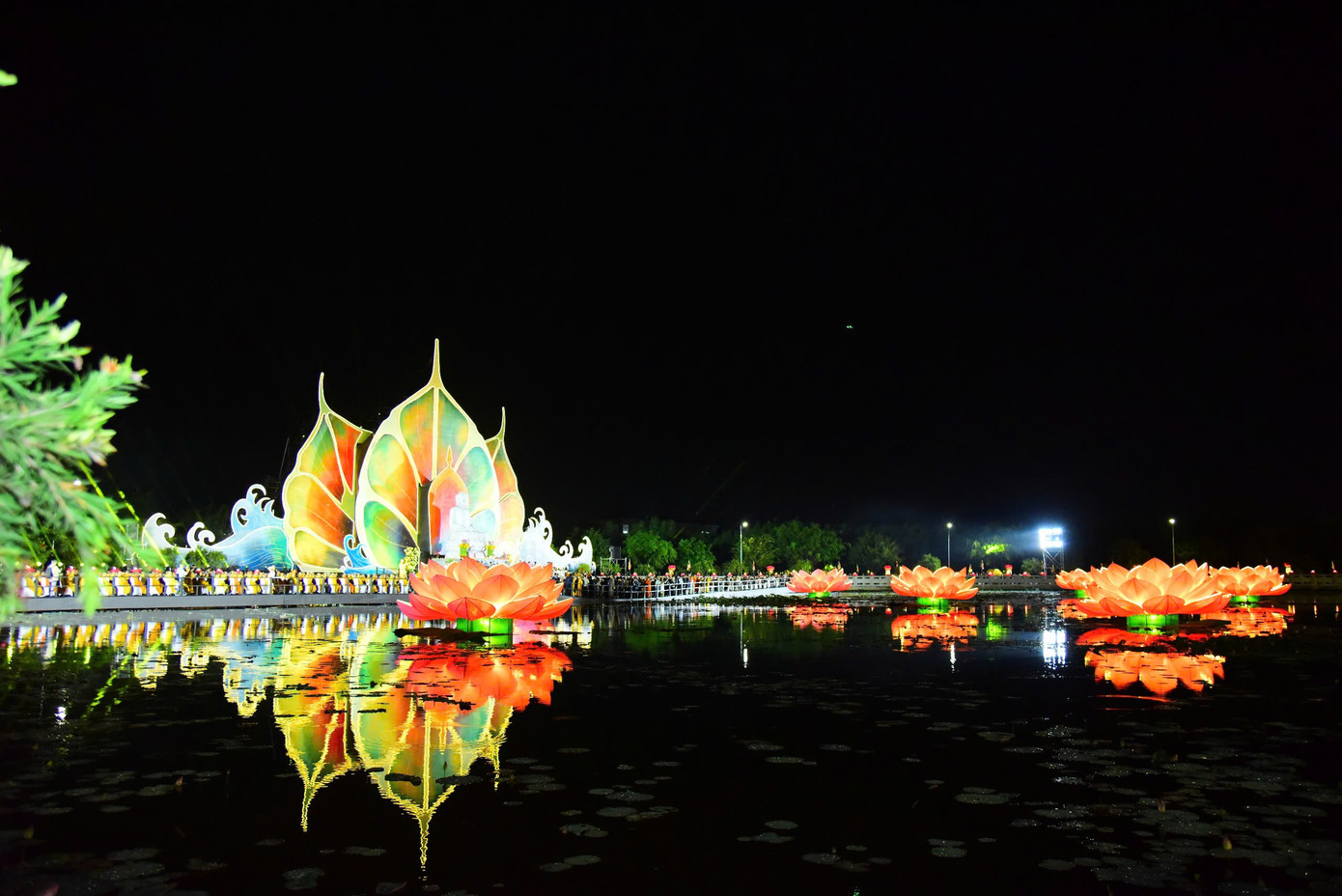 Đại lễ Vesak 2025 là lần thứ tư Việt Nam đăng cai tổ chức, sau ba kỳ diễn ra vào các năm 2008 tại Trung tâm Hội nghị quốc gia Mỹ Đình (Hà Nội), năm 2014 tại chùa Bái Đính (Ninh Bình), năm 2019 tại chùa Tam Chúc (Hà Nam). Ban tổ chức cho hay có đại biểu từ 80 quốc gia cùng hơn 10.000 phật tử tham gia ngày hội lớn nhất của tín đồ Phật giáo trên thế giới.