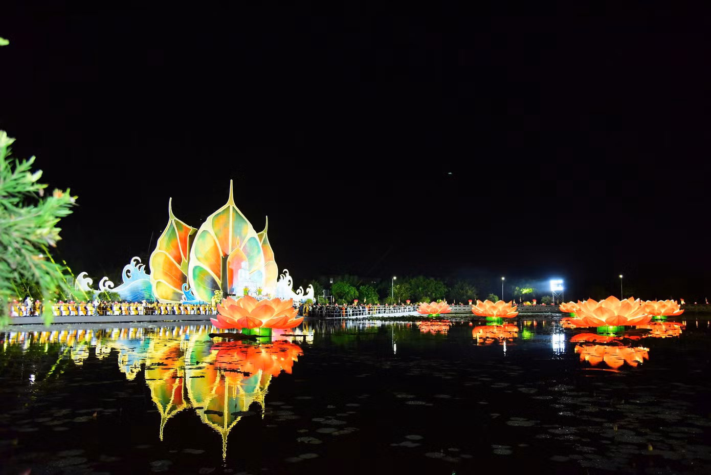 Đại lễ Vesak 2025 là lần thứ tư Việt Nam đăng cai tổ chức, sau ba kỳ diễn ra vào các năm 2008 tại Trung tâm Hội nghị quốc gia Mỹ Đình (Hà Nội), năm 2014 tại chùa Bái Đính (Ninh Bình), năm 2019 tại chùa Tam Chúc (Hà Nam). Ban tổ chức cho hay có đại biểu từ 80 quốc gia cùng hơn 10.000 phật tử tham gia ngày hội lớn nhất của tín đồ Phật giáo trên thế giới.