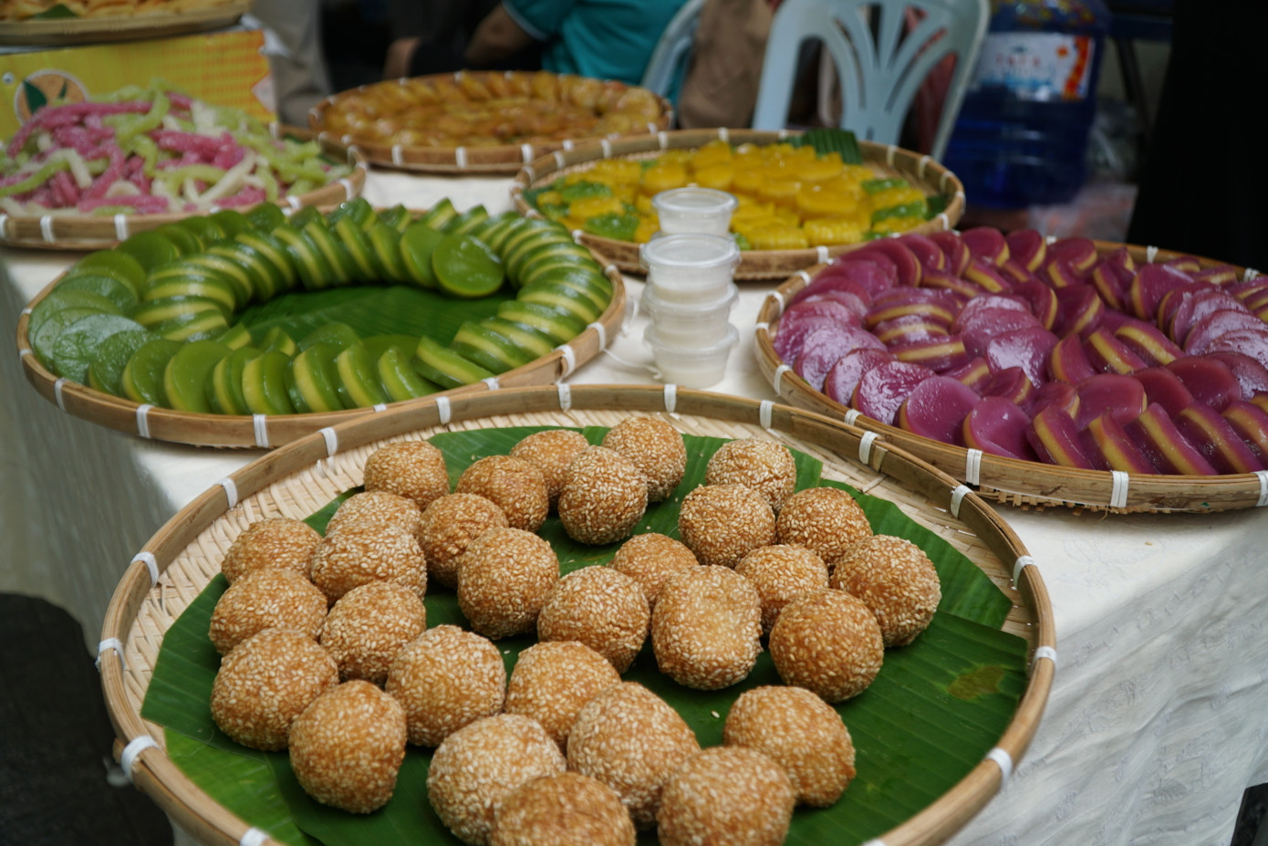 Hàng chục loại bánh dân gian Nam bộ được bày bán tại phiên chợ. Nghệ nhân bánh dân gian Kim Thủy (Long An) mang đến các loại bánh truyền thống như bánh da lợn, bánh bò thốt nốt, bánh chuối hấp, bánh cam, gợi lại hương vị quê nhà.