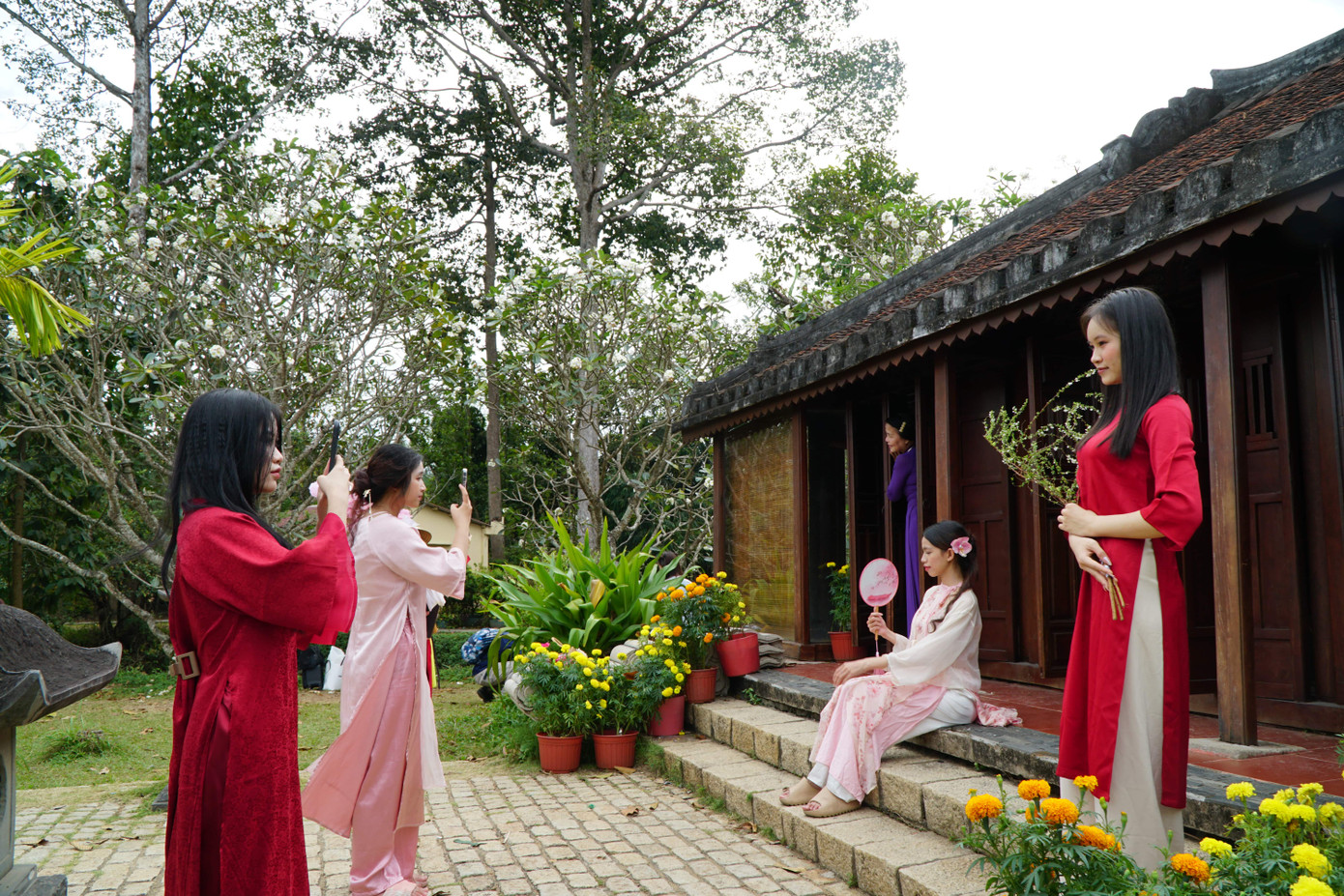 Các không gian, tiểu cảnh, khu trưng bày trong bảo tàng đều chật kín người từ sáng sớm. Phía ngoài cổng, nhiều người xếp hàng chờ sẵn trước giờ mở cửa để mua vé.