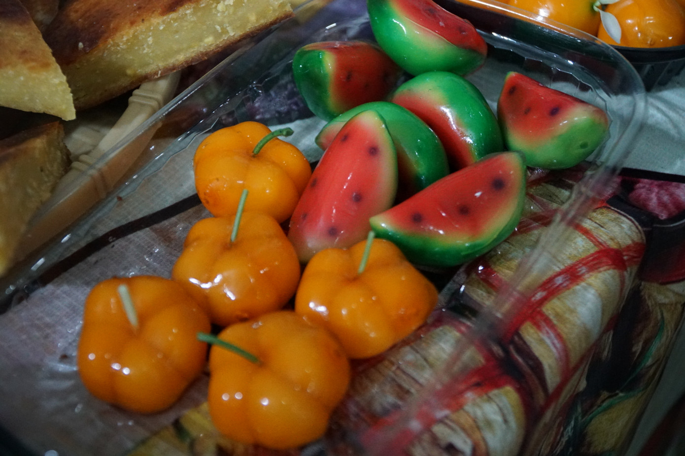 Bánh được các nghệ nhân khéo léo làm thành hình thù các loại trái cây bắt mắt.