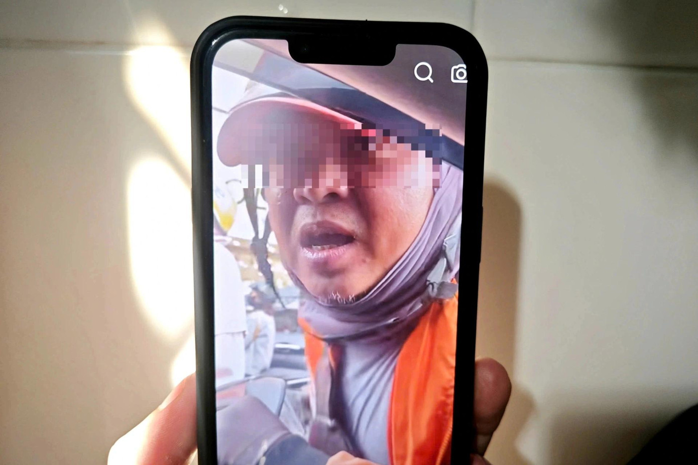 Người đàn ông chạy xe máy ngược chiều, thách thức tài xế ô tô ở quận Bình Thạnh. Ảnh: Cắt từ clip. Người đàn ông chạy xe máy ngược chiều, thách thức tài xế ô tô ở quận Bình Thạnh. Ảnh: Cắt từ clip.