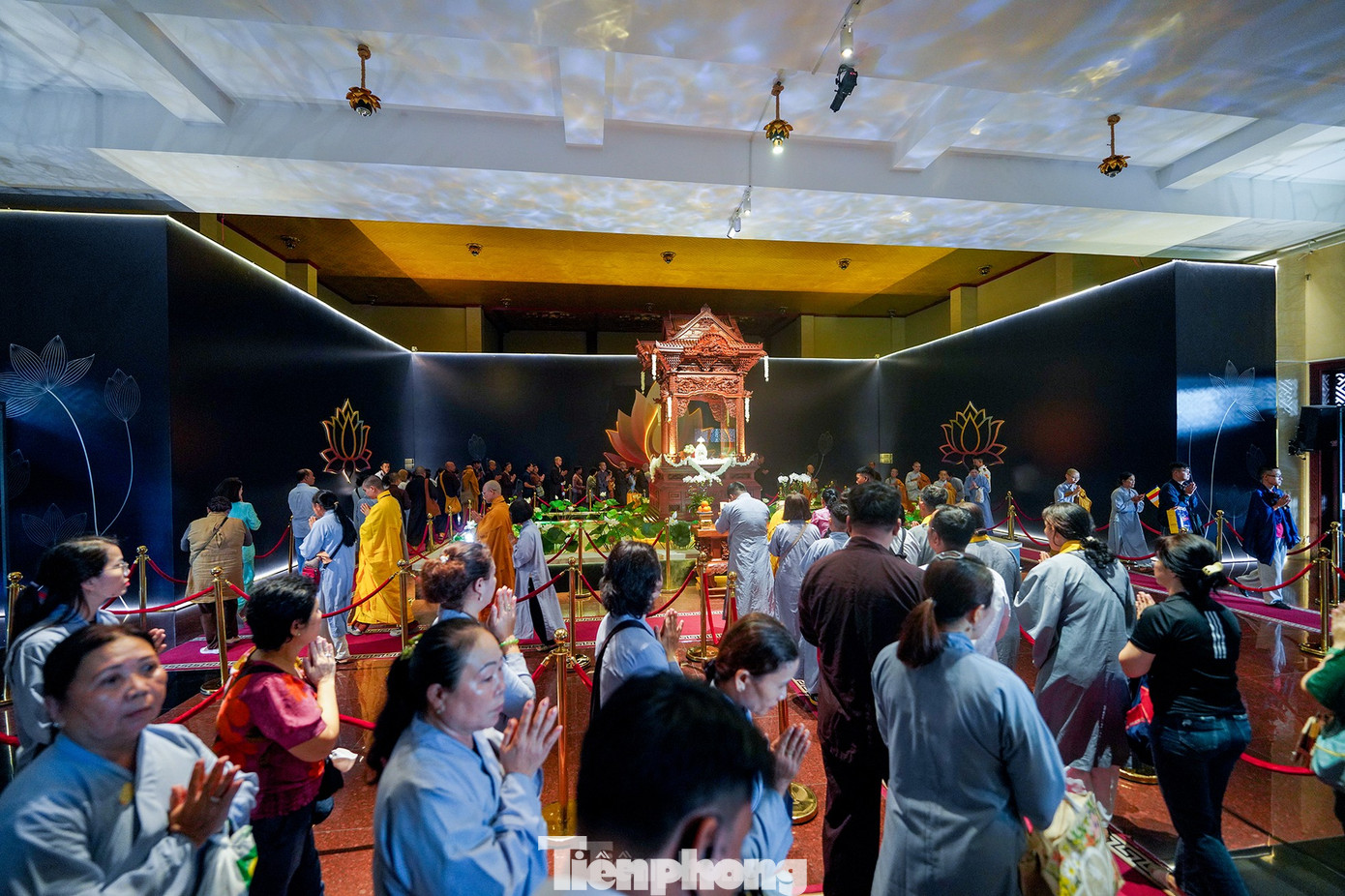 Dòng người chiêm bái xá lợi Phật trong không khí trang nghiêm. Dòng người chiêm bái xá lợi Phật trong không khí trang nghiêm.