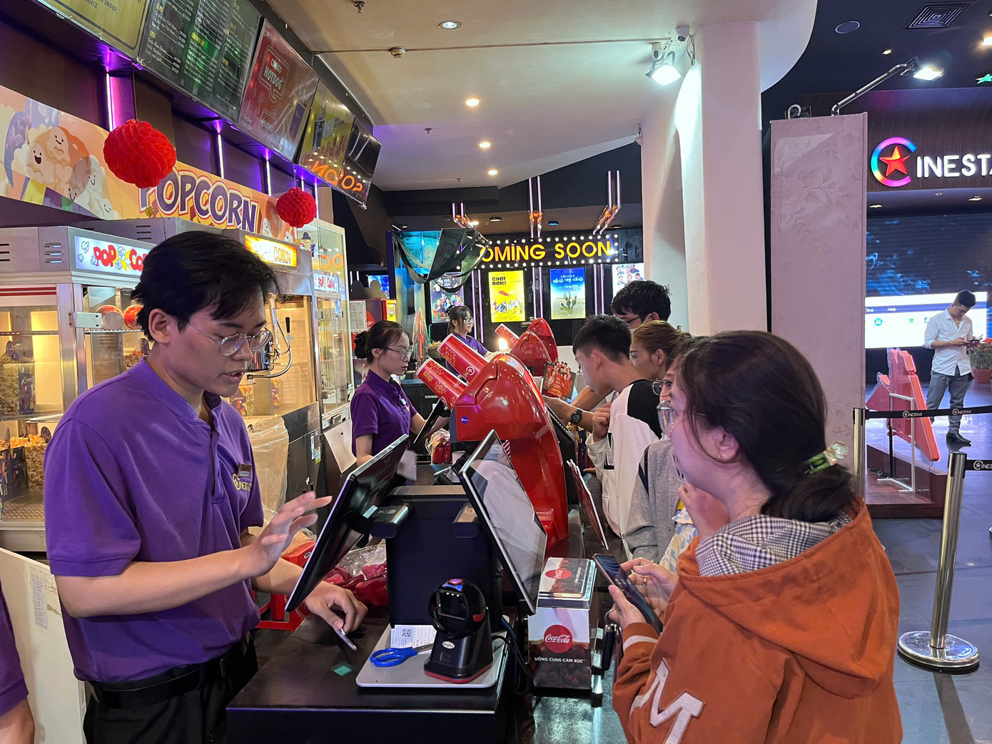 Khán giả đến xem phim chủ yếu là các bạn trẻ. Khung giờ có đông khán giả đến các rạp phim nhất là khoảng 16-21h.