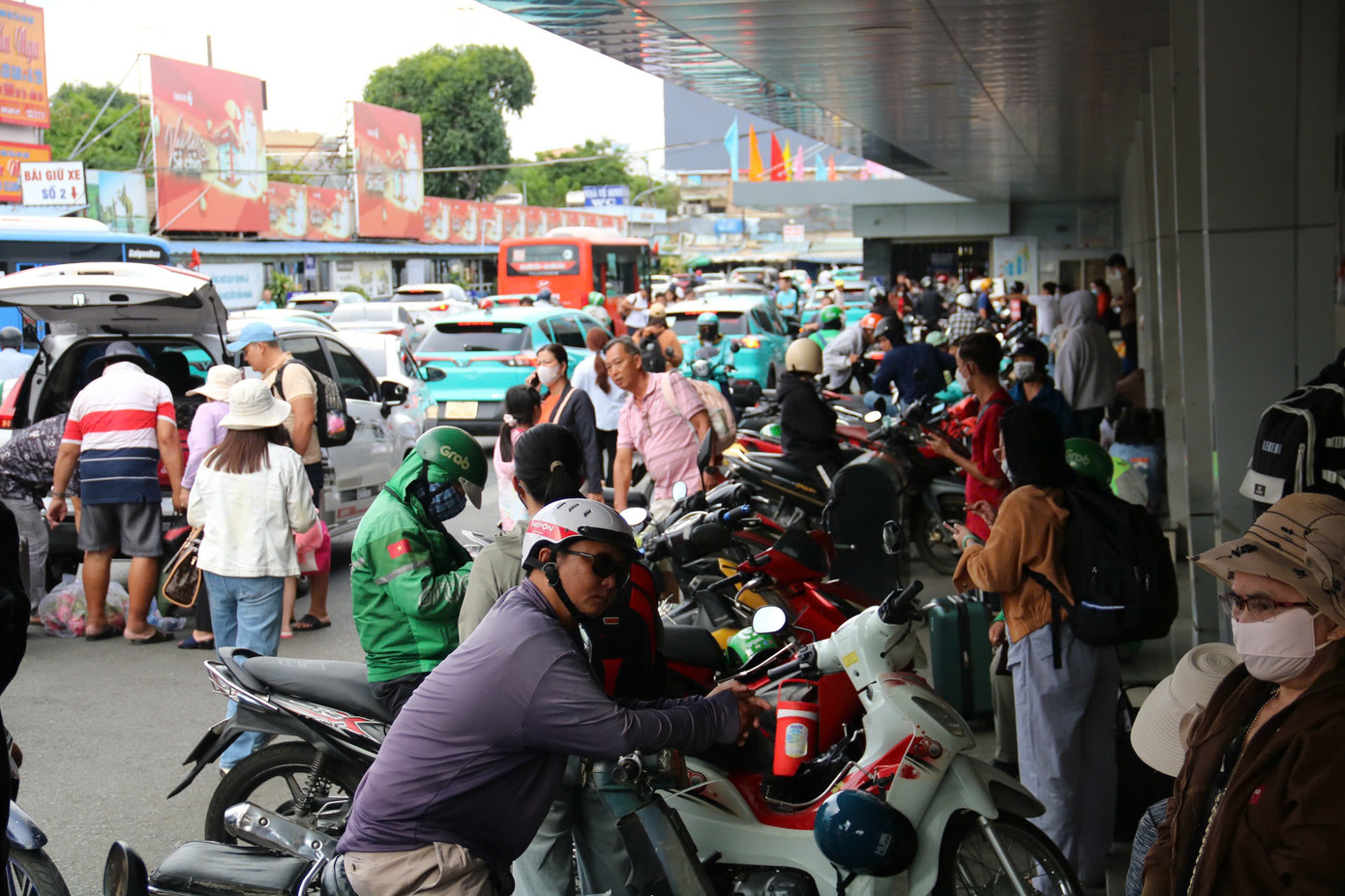 Đại diện Bến xe Miền Tây dự báo trong ngày 4/5, có trên 2.000 xe đến bến, tương ứng 55.000 khách. Con số này tăng 7% so với cùng kỳ năm 2024.