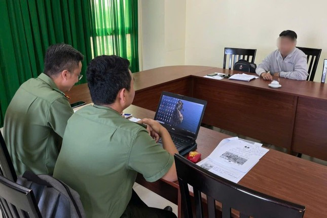 Cơ quan công an làm việc với nam sinh viên. Ảnh: Công an cung cấp. Cơ quan công an làm việc với nam sinh viên. Ảnh: Công an cung cấp.