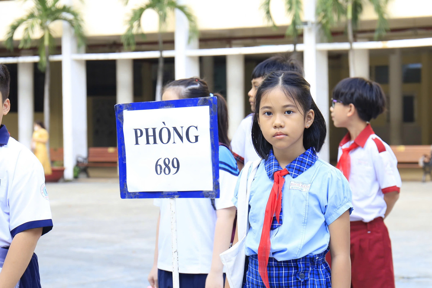 Thầy Bùi Công Sơn, Phó trưởng điểm thi THCS-THPT Trần Đại Nghĩa, cho biết điểm này có hơn 700 thí sinh. Sáng nay, điểm thi ghi nhận nhiều trường hợp phụ huynh đưa con đến nhầm điểm thi. "7h55 mới chính thức phát đề, trong trường hợp trễ 10-15 phút, giám thị vẫn cho thí sinh vào dự thi", thầy Sơn nói.