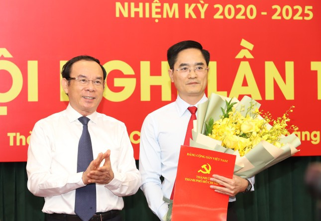 Bí thư Thành ủy TPHCM Nguyễn Văn Nên trao quyết định và hoa chúc mừng ông Trần Quang Lâm. Ảnh: Ngô Tùng Bí thư Thành ủy TPHCM Nguyễn Văn Nên trao quyết định và hoa chúc mừng ông Trần Quang Lâm. Ảnh: Ngô Tùng