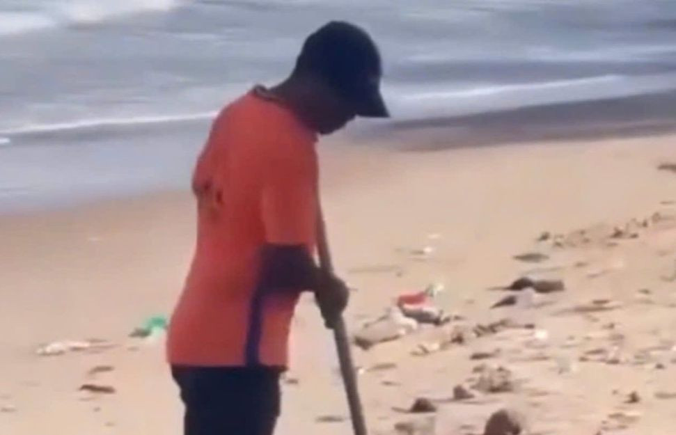 Hình ảnh ông M. chôn lấp rác trên bãi biển