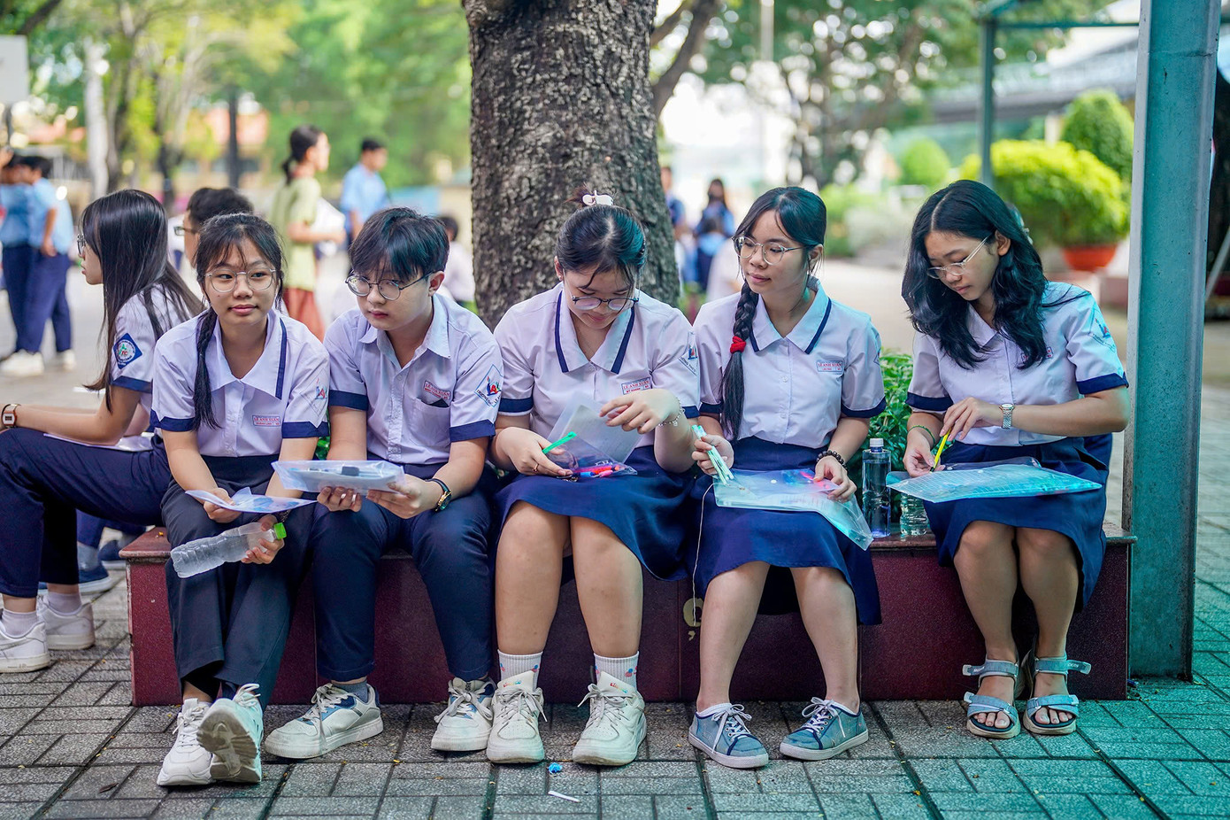 Một số em tranh thủ ôn tập các dạng câu hỏi nghị luận xã hội trước khi bước vào phòng thi.