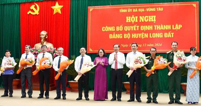 Lãnh đạo tỉnh Bà Rịa - Vũng Tàu tặng hoa cảm ơn những đóng góp của các Ủy viên Ban Thường vụ, Ủy viên Ban Chấp hành Đảng bộ huyện Long Điền và huyện Đất Đỏ không tham gia Ban Chấp hành Đảng bộ huyện Long Đất.