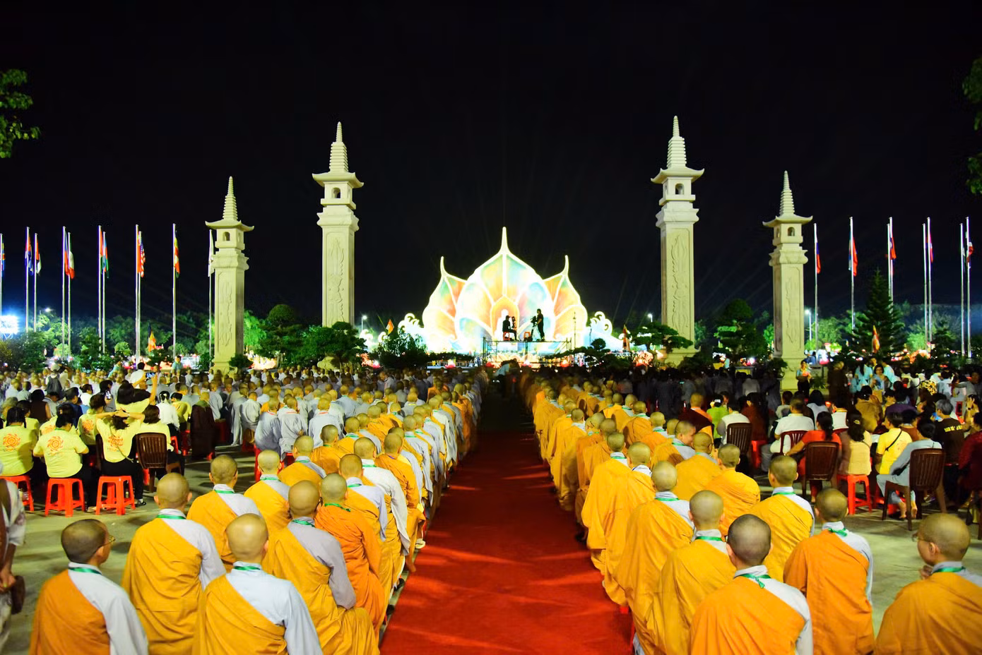 Phát biểu tại lễ thả hoa đăng, Hòa thượng Thích Bảo Nghiêm – Phó chủ tịch Hội đồng Trị sự Giáo hội Phật giáo Việt Nam, Phó chủ tịch Ủy ban Tổ chức Vesak 2025, cho biết: “Ngọn đèn từ bi hôm nay được thắp sáng không chỉ để chiếu rọi không gian, mà là để soi chiếu lòng người. Khi mỗi người biết sống với chánh niệm và từ bi, thì xã hội sẽ không còn bạo động, xung đột hay kỳ thị. Từ ánh sáng của mỗi ngọn đèn hôm nay, chúng ta nguyện thắp sáng một tương lai nơi lòng người chan chứa hiểu biết, trái tim tràn đầy thương yêu”.
