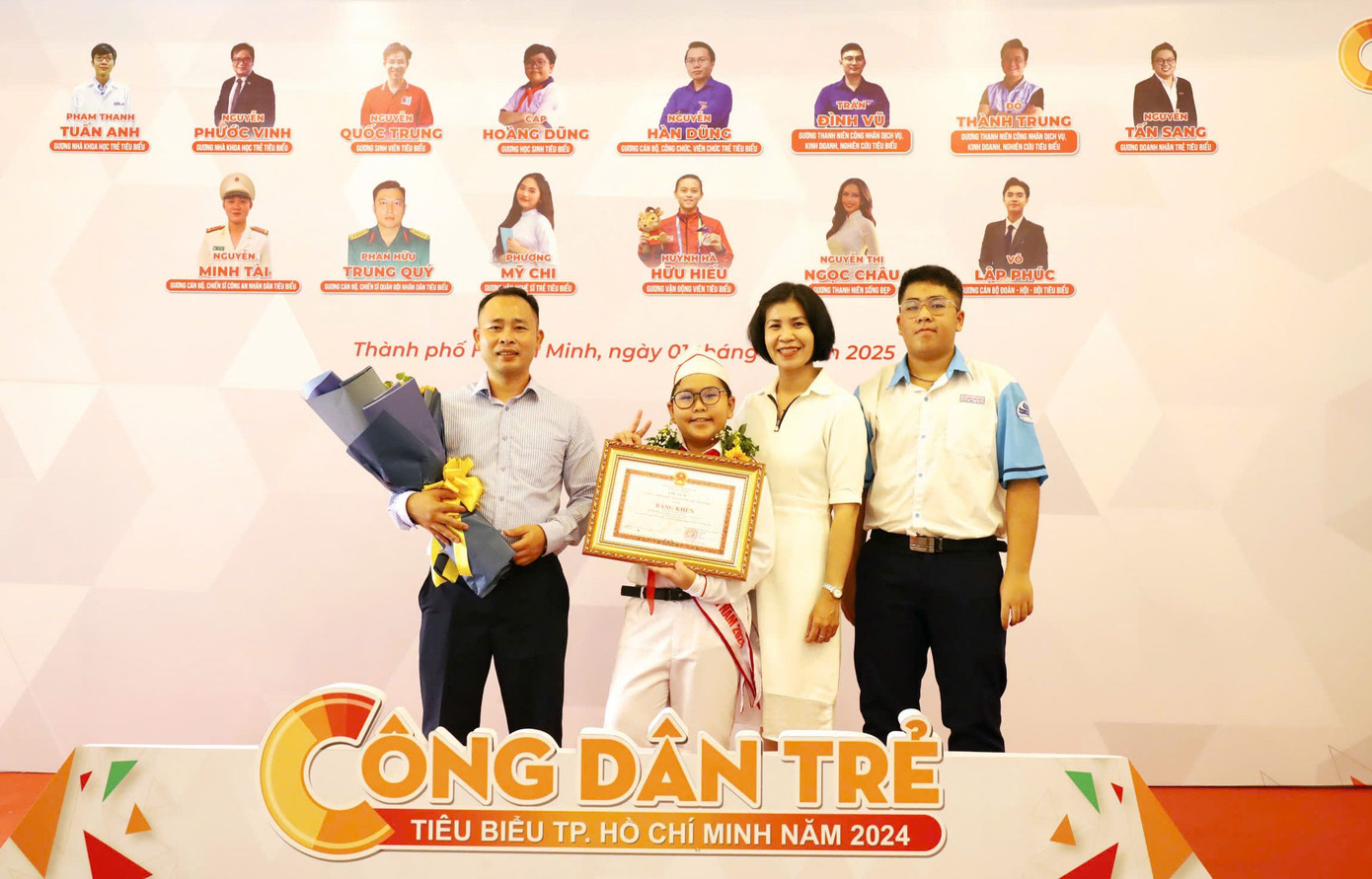 Dũng cùng gia đình trong lễ trao giải Công dân trẻ tiêu biểu TPHCM năm 2024. Ảnh: Nhân vật cung cấp Dũng cùng gia đình trong lễ trao giải Công dân trẻ tiêu biểu TPHCM năm 2024. Ảnh: Nhân vật cung cấp