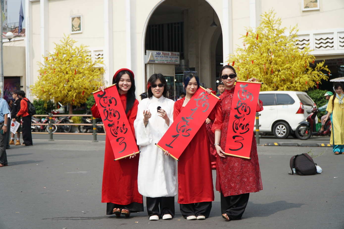 Tuy chưa rực rỡ mai đào như những ngày Tết, thế nhưng sự giản dị của kiến trúc cổ tại ngôi chợ lại trở thành bối cảnh thật đẹp.