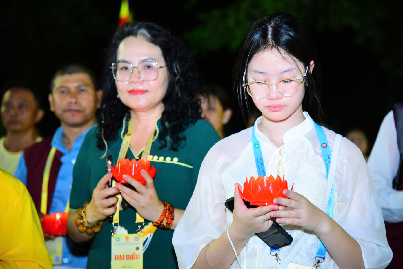 Để tránh ảnh hưởng đến môi trường, ngay sau buổi lễ ban tổ chức vớt tất cả hoa đăng đã được thả xuống.