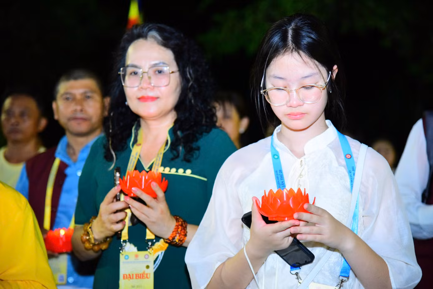Để tránh ảnh hưởng đến môi trường, ngay sau buổi lễ ban tổ chức vớt tất cả hoa đăng đã được thả xuống.